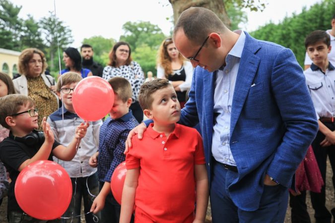 LIBRAT FALAS/ Ministri Bushati i shpërndan edhe për diasporën në SHBA