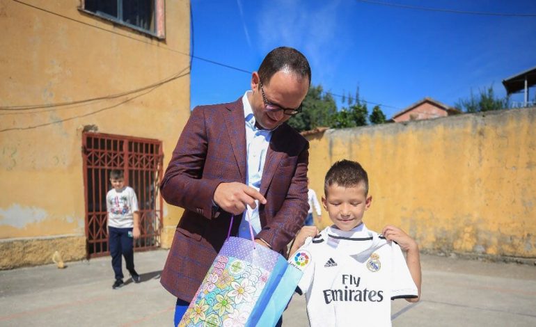 LIBRAT FALAS/ Bushati dhuratë nxënësit 8 vjeçar: Një surprizë për Roalbin!! Suksese kampion! (FOTO)