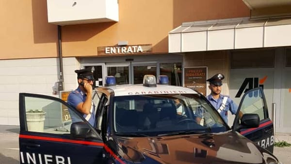 “PËRPLASJE ME THIKA PARA POLICËVE”/ Shqiptari “nuk i ndahet” italianit as në ambulancë
