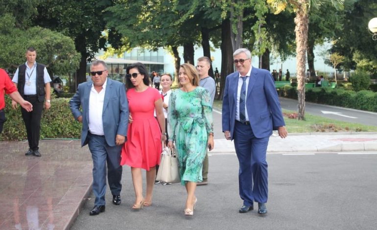 TË VETËM POR TË QESHUR/ Ja si dukeshin deputetët e mazhorancës sot në seancë e parë parlamentare (FOTO)