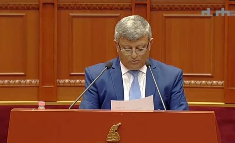 “IU FTOJMË TA VONOJMË…”/ Lapsusi i deputetit të PS, kërkoi shtyrjen e projekligjit