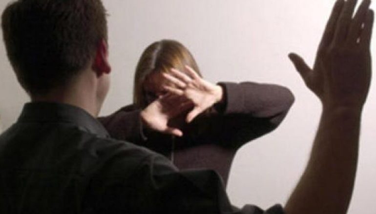 “KËRCET” DHUNA NË FAMILJE/ Burri RREH gruan sepse nuk kishte bërë…