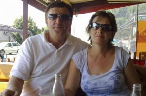 FAMILJA U GJEND E VDEKUR NË OBORR/ Detajet MAKABRE: Prindërit i vrau vajza e madhe. Shqiptarja kishte ardhur nga Italia