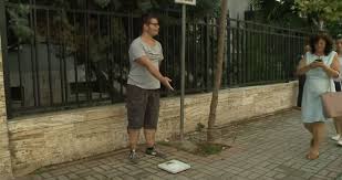 “HAJDE PESHORE E SAKTË, 200 LEKË”/ 18-vjeçari që vuan nga talasemia dhe siguron lekët e librave në rrugë (VIDEO)