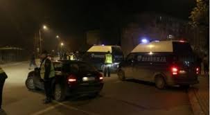 SI SKENË FILMASH/ Pritë në rrugë, sulmohet me ARMË “Benz”-i në Krujë