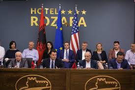 TAKIMI NË ELBASAN/ Mungon kryetarja e LSI-së, Monika Kryemadhi e cila ndodhet për vizitë në Britani