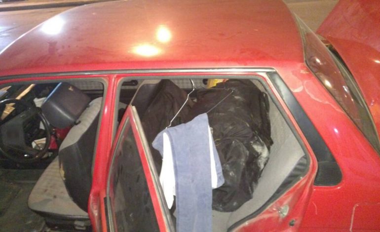 192 KILOGRAMË MARIJUANË NË MAKINË/ PAMJET: Çifti kishte mbuluar makinën me rroba. Brenda tyre Policia gjeti… (FOTO)