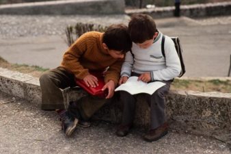 REPORTAZHI/ Terror në klasë: Kujtimet shqiptare të një fëmijërie në vitet e komunizmit