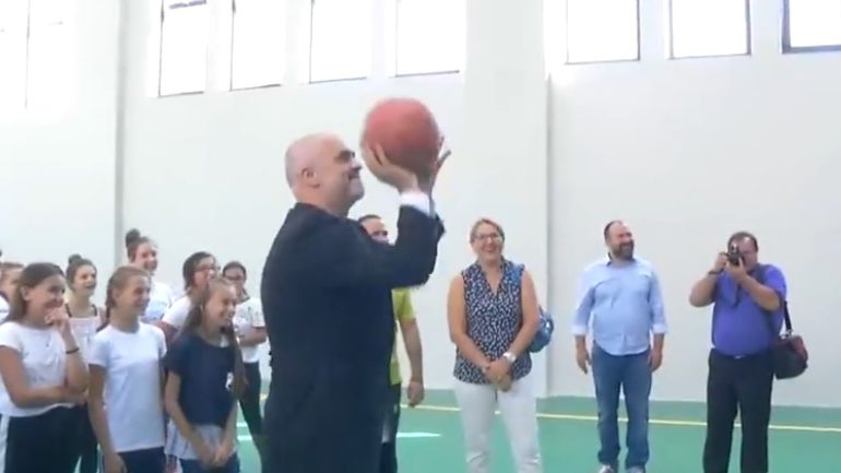 PËRURIMI I SHKOLLËS KOSOVA/ Rama “humb sfidën” me nxënësin në basketboll