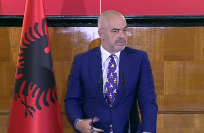 KRYEMINISTRI NË KRYESINË E KUVENDIT/ Rama takon Ruçin, ja kush e shoqëron