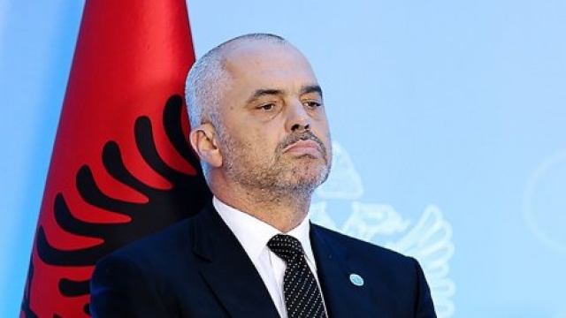 AKSIONI I OPOZITËS PËR “SHKOLLAT”/ Reagon Rama: Të pabesueshme shfaqet e kukullave