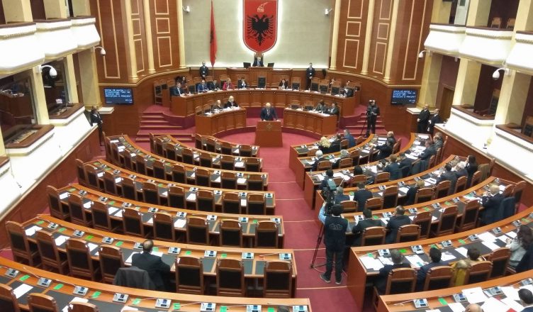 SEANCA PA OPOZITËN/ Maxhoranca rrëzon dekretin e Metës për lojërat e fatit