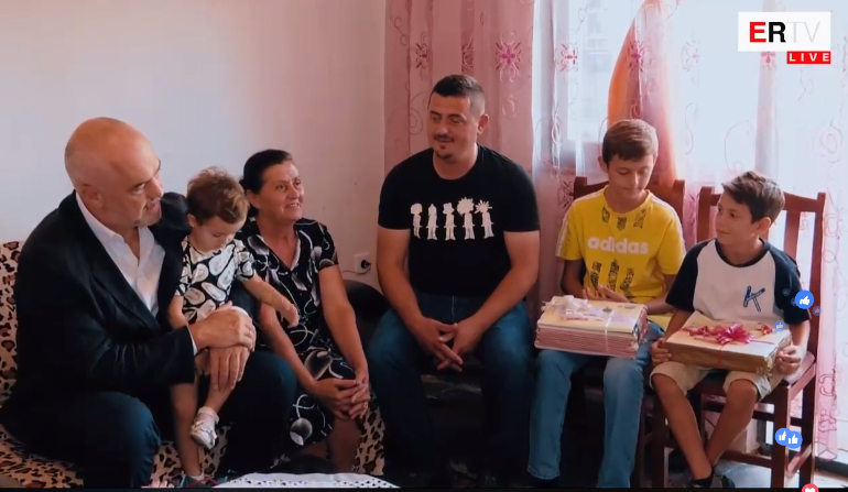 LIBRAT FALAS/ Rama në familjen Musi: Nxënësit e familjeve në nevojë, përfitojnë deri në klasën e nëntë