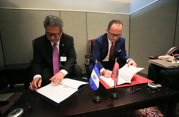 MARRËVESHJA MIDIS DY MINISTRAVE/ Shqiptarët pa viza dhe në El Salvador