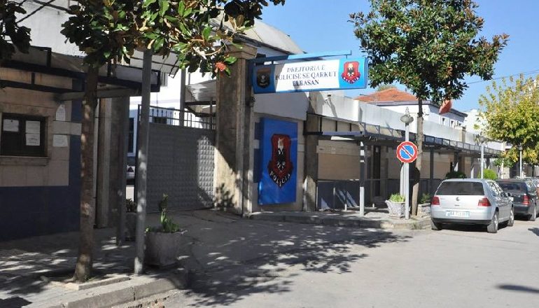 VODHËN HEKUR, E SHITËN PËR SKRAP/ Vihen në pranga dy persona në Elbasan, një në kërkim (EMRAT)