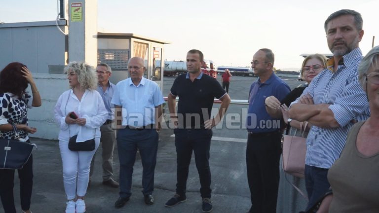 PROTESTA NË ELBASAN/ Këshilltarët e PD dhe PS bëhen bashkë për ndotjen nga rafineria