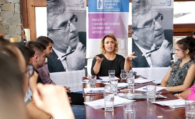 WORKSHOP i Institutit PASHKO, ja 21 pyetjet e vështira të studentëve për Eni Vasilin: Tregu mediatik, i padrejtë me gjininë