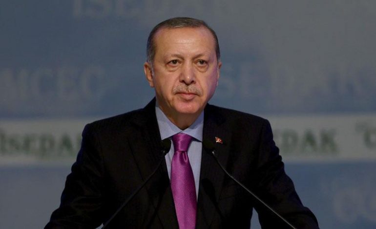 RËNIA E LIRËS TURKE/ Turqia ndalon përdorimin e dollarit në shitblerjen e pronave