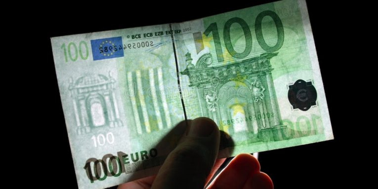 TREGU VALUTOR/ Rritet Euro , forcohet dollari amerikan e stërlina