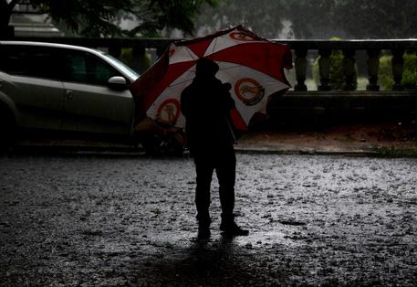 STUHI E FRIKSHME NË INDI/ 13 të vdekur si pasojë e përmbytjeve në veri të vendit