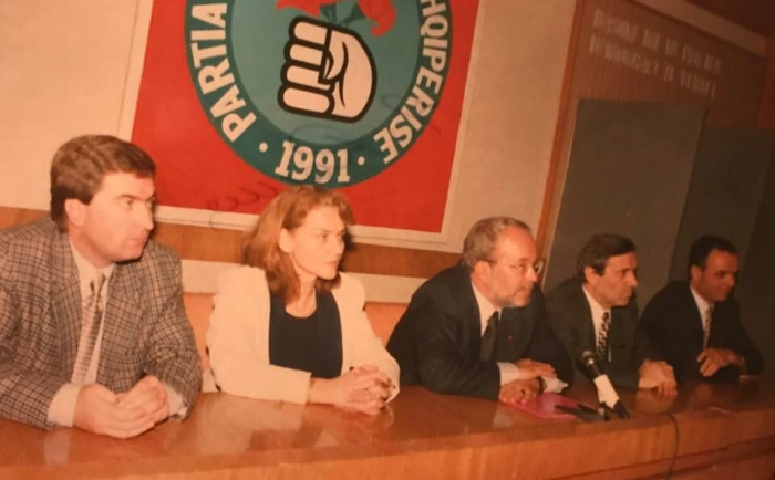 LUAN RAMËN E “KAP” NOSTALGJIA/ Publikon FOTON krah Fatos Nanos dhe…