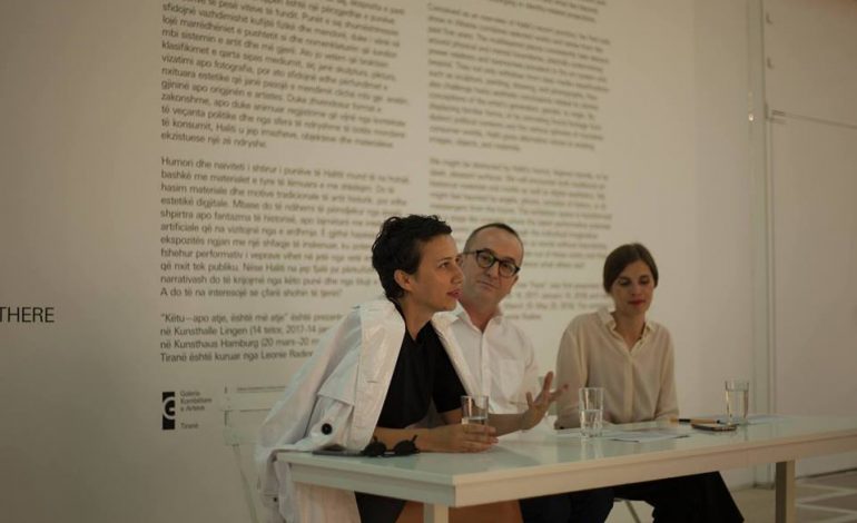 “KËTU APO ATJE, ËSHTË MË ATJE”/ Kalon në “heshtje” prezantimi i ekspozitës në Galerinë e Arteve