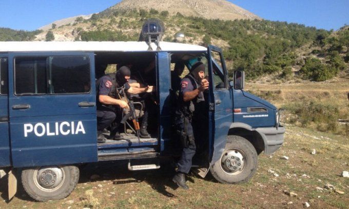 AKSIONI NË LAÇ DHE LEZHË/ Forcat Speciale të Policisë shoqërojnë 17 persona