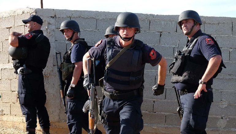 “BLINDA DHE SNAJPERA”/ FNSH dhe RENEA rrethojnë Niklën në Krujë, kontrolle në vilat e të “fortëve”