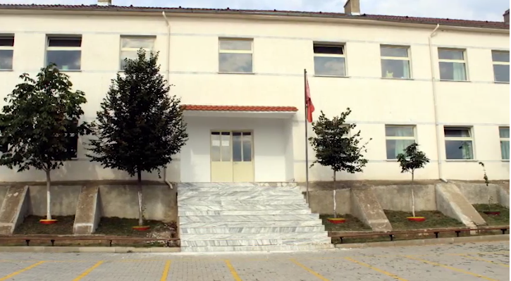SHKOLLA 9-VJEÇARE/ Rama poston videon: Rihapen dyert për 355 nxënësit e…