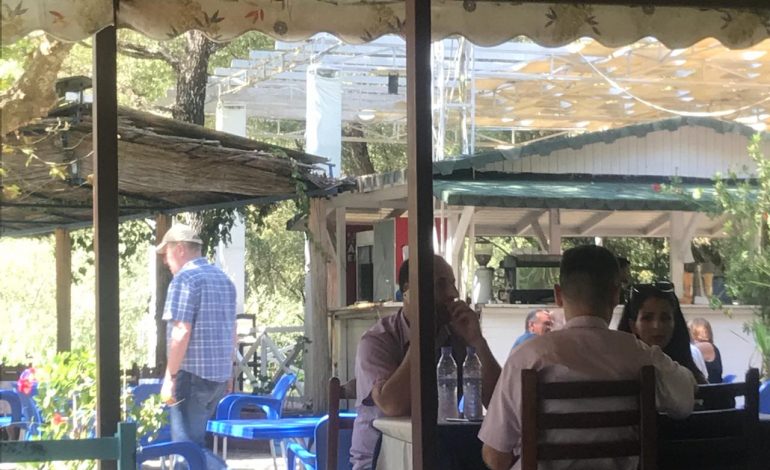 E DIELA NDRYSHE E GENC POLLOS/ Politikani shfaqet në version sportiv e me kapele në…(FOTO)