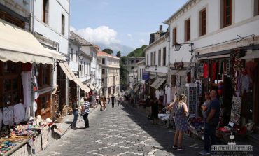 Restaurohet pazari historik në Gjirokastër'/ Turistët mbushin sokaqet e qytetit (FOTO)