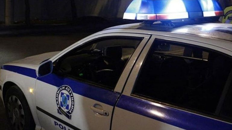 DENONCOHET NGA VËLLAI/ Shqiptari njofton policinë greke: Po qëllon me armë