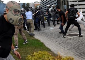 Policia greke përdor GAZ lotsjellës ndaj protestuesve që kundërshtojnë marrëveshjen me Maqedoninë