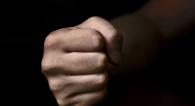 KËRKOI MBROJTJE NGA SHTETI/ Burri në Tiranë dhunohet KEQ nga nipi i tij 22 vjeçar