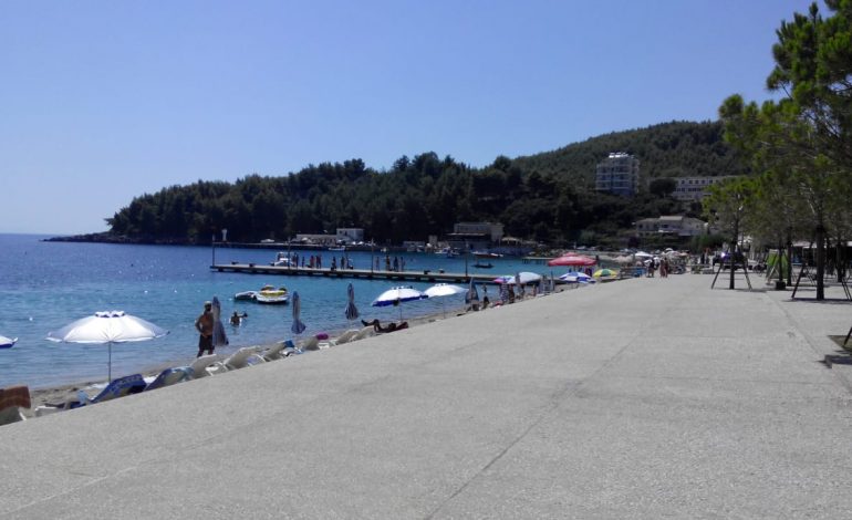 “GJENDET I PAJETË NË MES TË RRUGËS”/ Dyshimet për vdekjen e 58-vjeçarit në Himarë