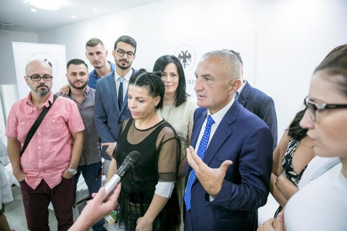 DHURIMI I GJAKUT/ Artistët bashkohen me nismën, Meta: Ndiqni shembullin e tyre