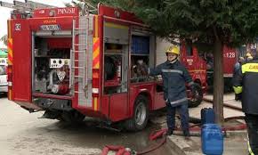 ALARMOHET BURRELI/ Zjarr në katin e parë të pallatit, rreth 50 familje në panik