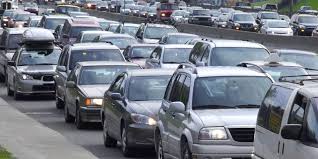 TRAFIK DHE KAOS QË NGA MËNGJESI DERI NË DARKË/ PAMJET: Kamza “pushtohet” nga makinat