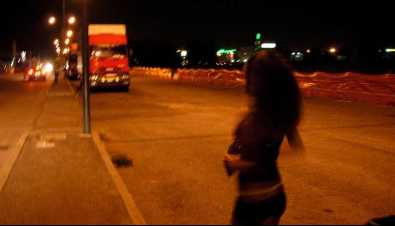 “SHTATËZËNË DHE NË KËRKIM TË PUNËS”/ Shqiptarja dorëzohet për prostitucion në Itali nga…