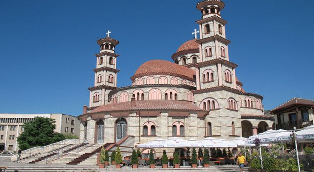 GRABITJA E KATEDRALES/ Gjykata e Korçës lë në burg tre të dyshuarit e vjedhjes