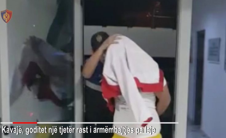 “ME XHUP NË KOKË”/ Arrestimi i tre të rinjve në Kavajë, dalin pamjet (VIDEO)