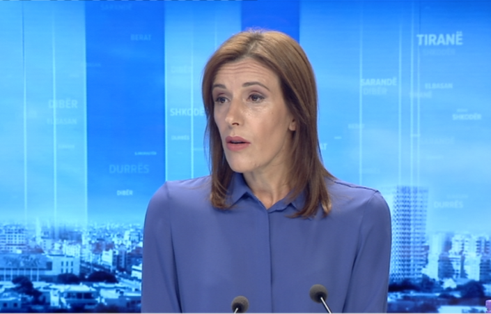SULMI NË BANESË/ Klodiana Lala PËRLOTET në studio: Kur pashë PLUMBAT u tmerrova për VAJZAT e mia