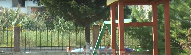 E RËNDË NË DURRËS/ Vajza e mitur bie në pusetë brenda rrethimit të kopshtit (VIDEO)