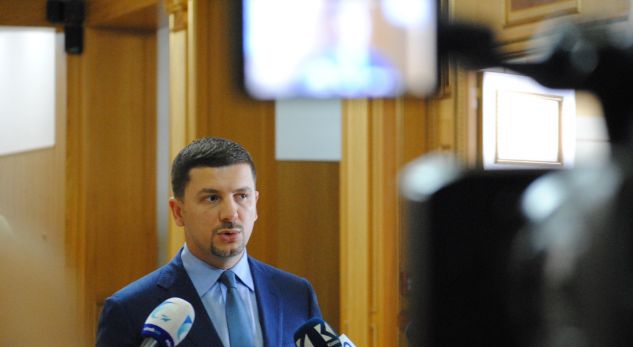 SEANCA E JASHTËZAKONSHME/ Krasniqi: Opozita po legjitimon ndarjen e Kosovës