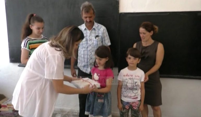 LIBRAT FALAS/ Nis dhe në qytetin e Kukësit shpërndarja e teksteve