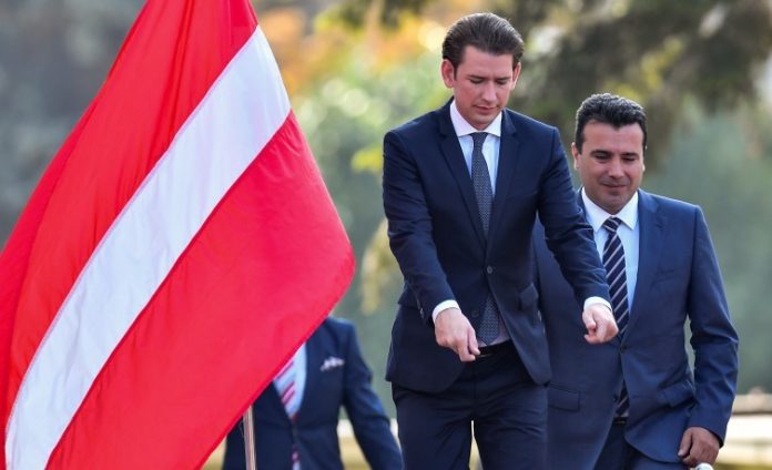 INCIDENTI/ Kryeministri i Austrisë pritet në Shkup me flamurin e Letonisë