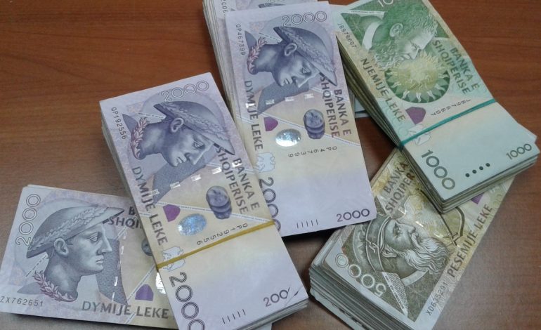 VODHËN 5 MILION LEKË TEK KROSKOTI I MAKINËS/ Arrestohen DY të rinjtë, 17 vjeçarja…