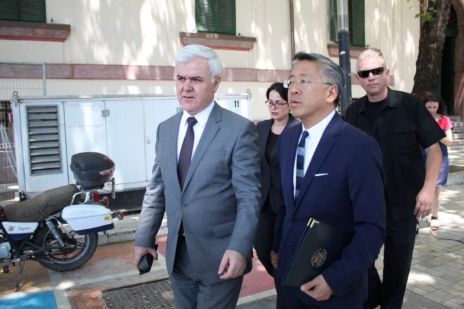 LARGIMI I DONALD LU/ Ambasadori takohet me Xhafën, ja dhuratat që shkëmbyen