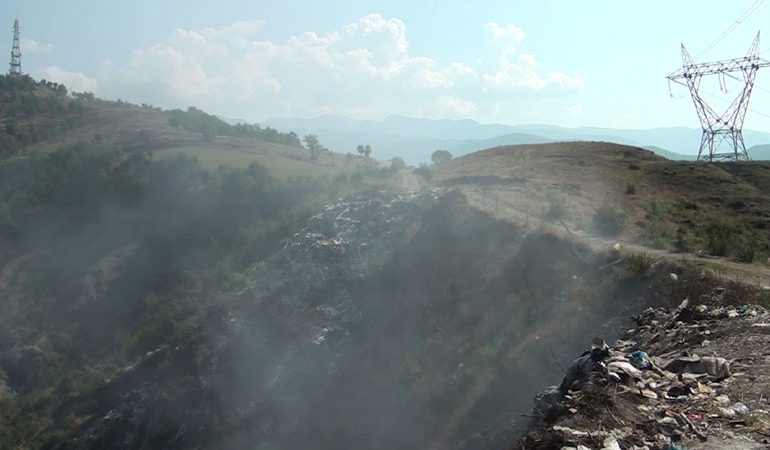 “PËRROI SI LANDFILL”/ Të gjitha mbetjet e Librazhdit vijojnë të derdhen në Shkumbin