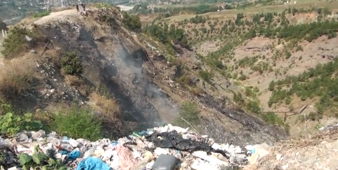 “LANDFILLI ILEGAL” NË LIBRAZHD/ Bashkia denoncon djegien e mbetjeve urbane, dyshohet se është akt i qëllimshëm